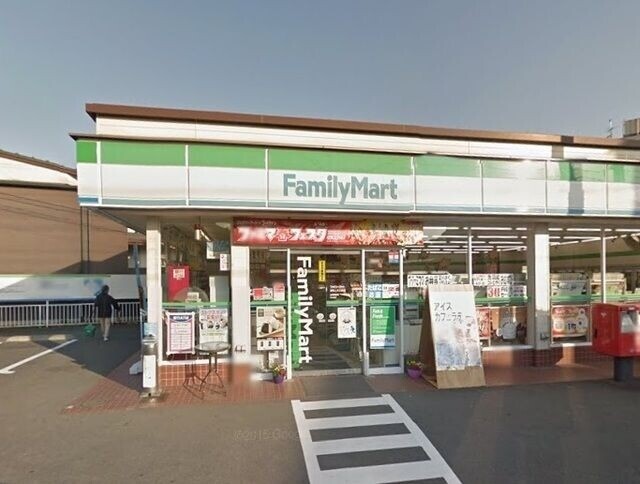 コンビニ　ファミリーマートさいたま鈴谷四丁目店（コンビニ）まで734m