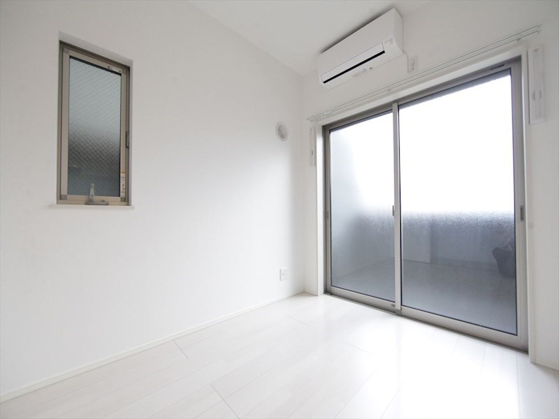 バルコニー　洋室3.7帖　エアコン完備　バルコニー　同仕様写真