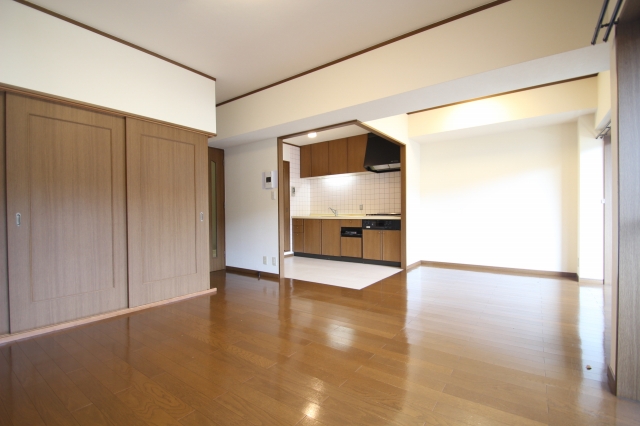 居室・リビング　同物件、別号室のものです。