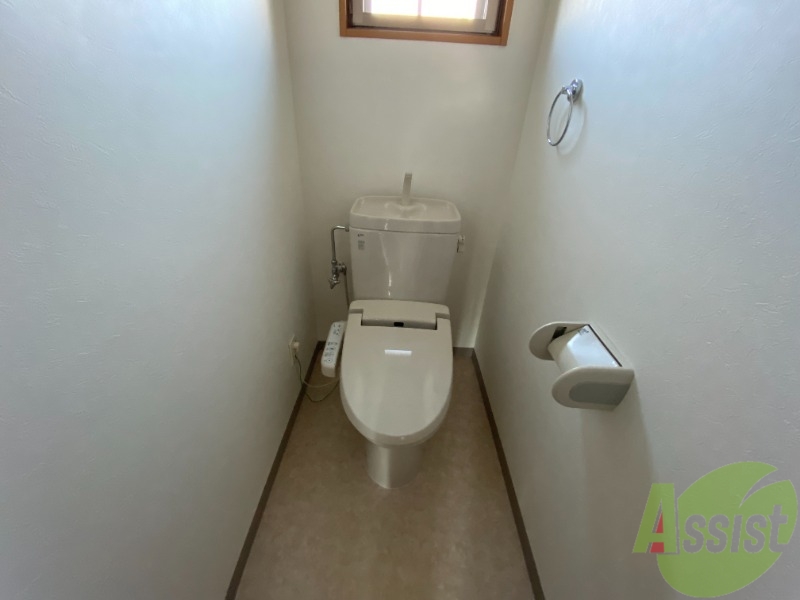 トイレ　トイレにも窓がついていました。これは嬉しい。。