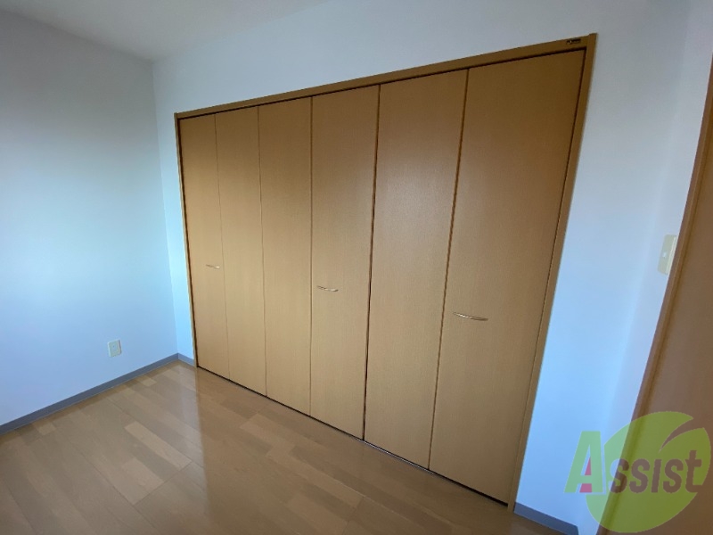 収納　寝室の収納は沢山荷物があっても大丈夫そう。