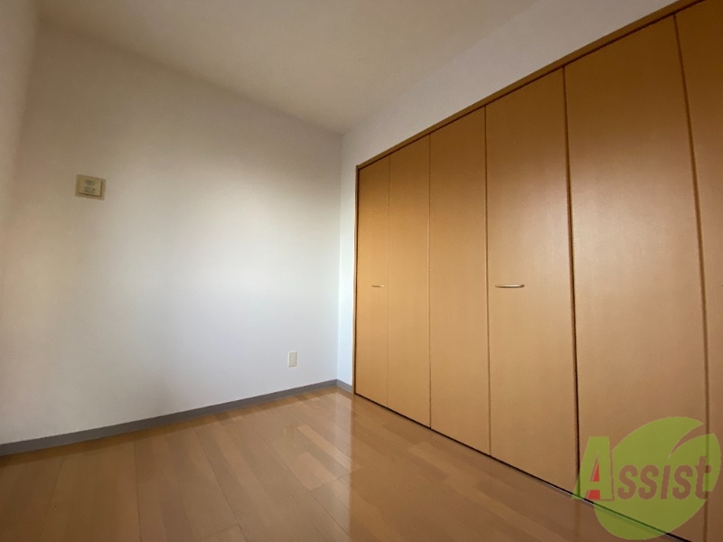 その他部屋・スペース　寝室はこちら。４．５帖あるのでダブルベットも置けそうです。