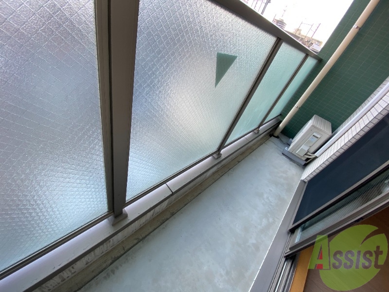 バルコニー　広めのバルコニで洗濯物も干せますね。