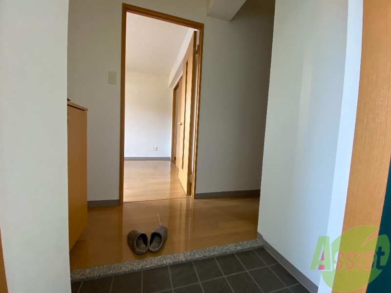 玄関　玄関からの様子はこちら。広々としていますね。