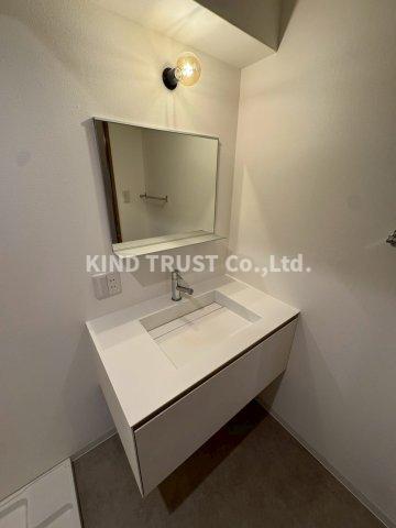 洗面設備　明るい洗面所です