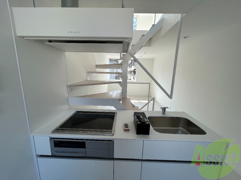 キッチン　２口のＩＨコンロとグリルが備え付きのシステムキッチンです。