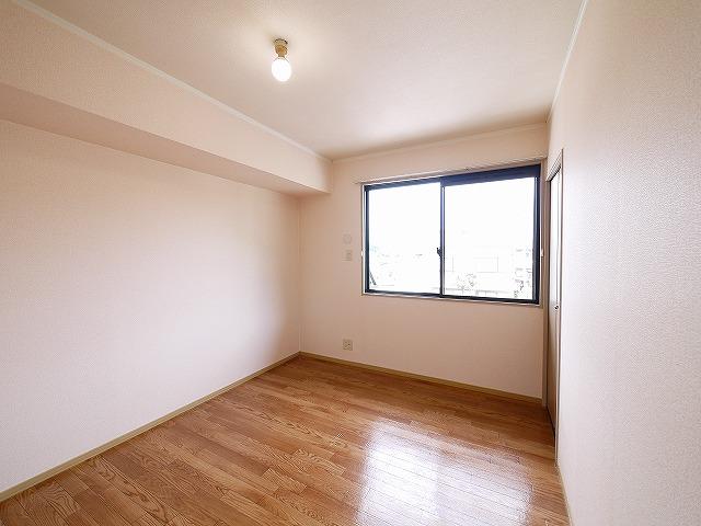 その他部屋・スペース　落ち着いた色調の寝室です