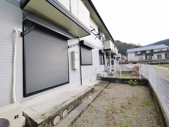 庭　簡単な家庭菜園も楽しめるお庭です