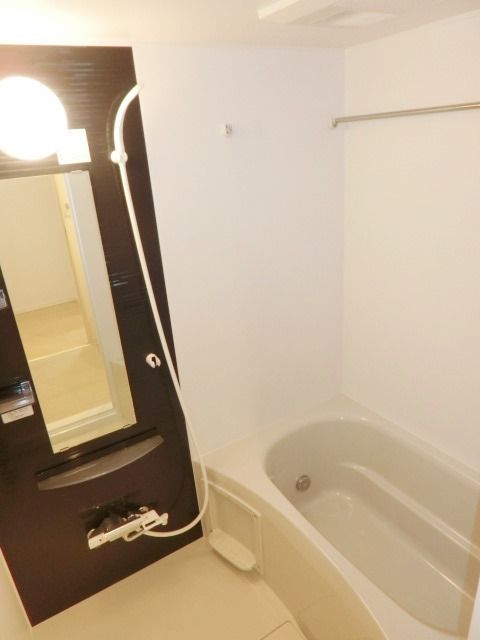 バス・シャワールーム　追い焚き機能付きのキレイなバスルーム。