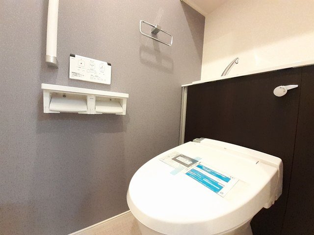 トイレ　落ち着いた色調のトイレです