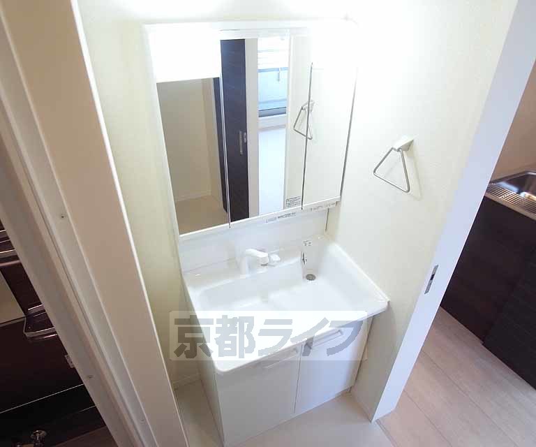 洗面設備　独立洗面台付き。