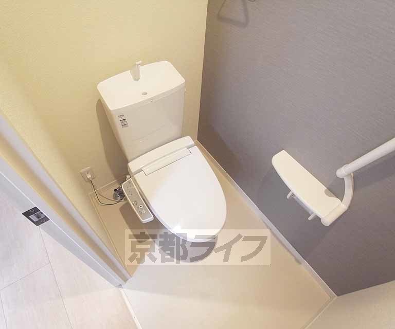 トイレ　温水洗浄便座付き。