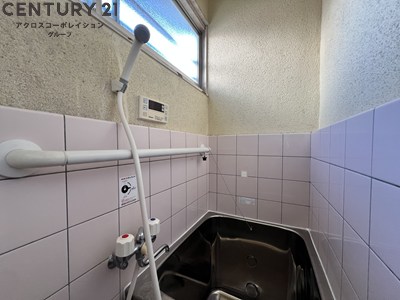 バス・シャワールーム　シンプルな浴室です！窓があり換気良好