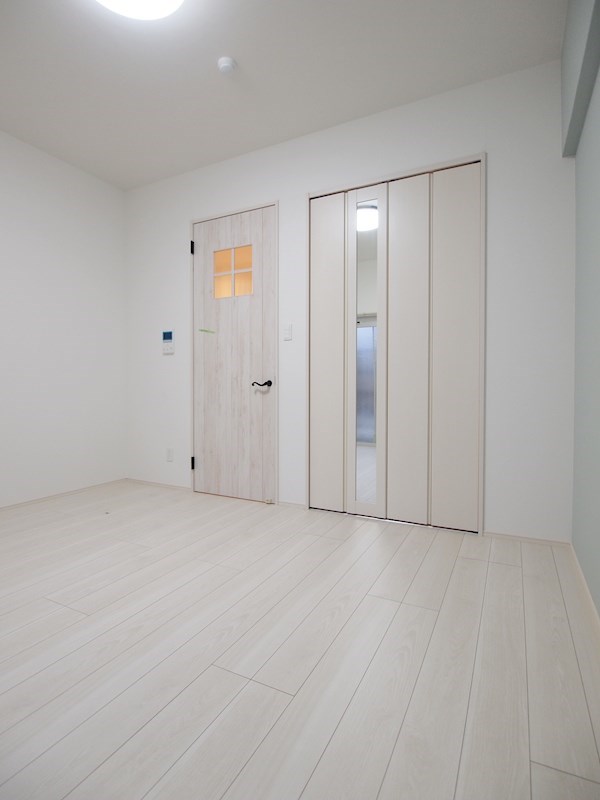 居室・リビング　内装は落ち着いた色合いです。