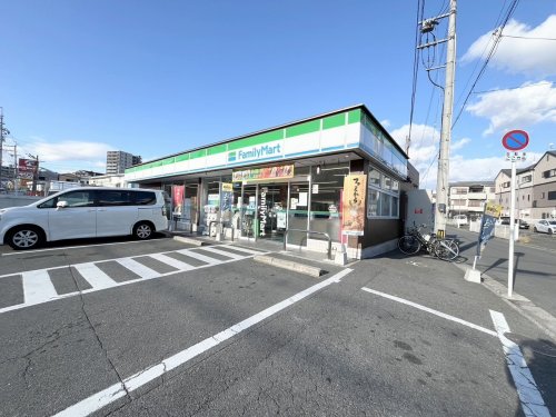 コンビニ　ファミリーマート 鴻池店（コンビニ）まで372m
