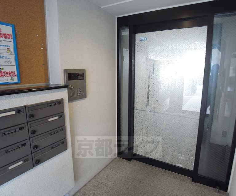 エントランス　オートロック付きの安心マンション。