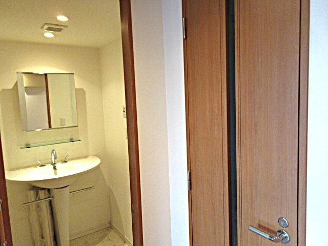 洗面設備　ゆったりとスペースのある洗面所