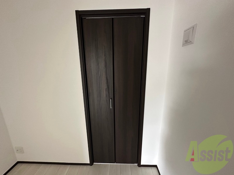 収納　クローゼットを開けてみました。奥行きがあり広めですね。