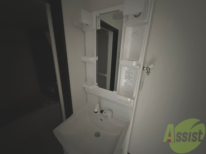 洗面設備　洗面台はシンプルなつくりで手入れがしやすそうですね。