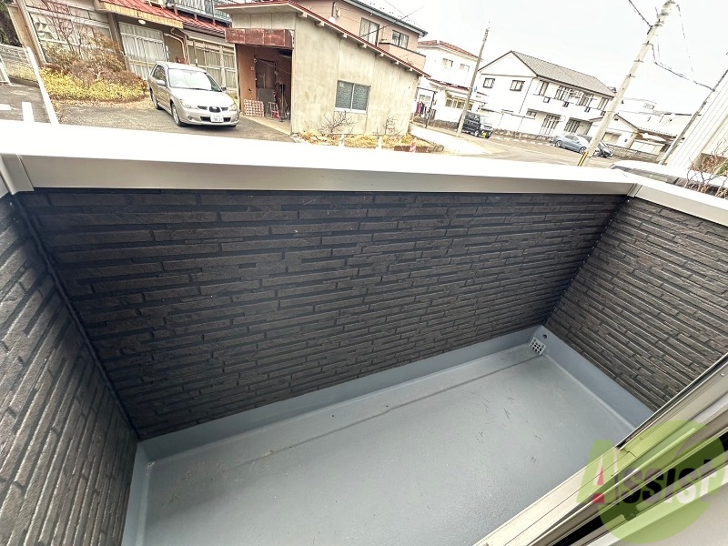 バルコニー　バルコニーは洗濯物を干すのに十分な広さがありますね。