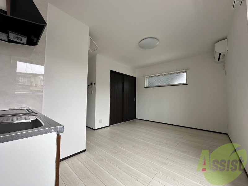 居室・リビング　約８帖のＬＤＫです。引き戸を開けるとさらに開放感があります。