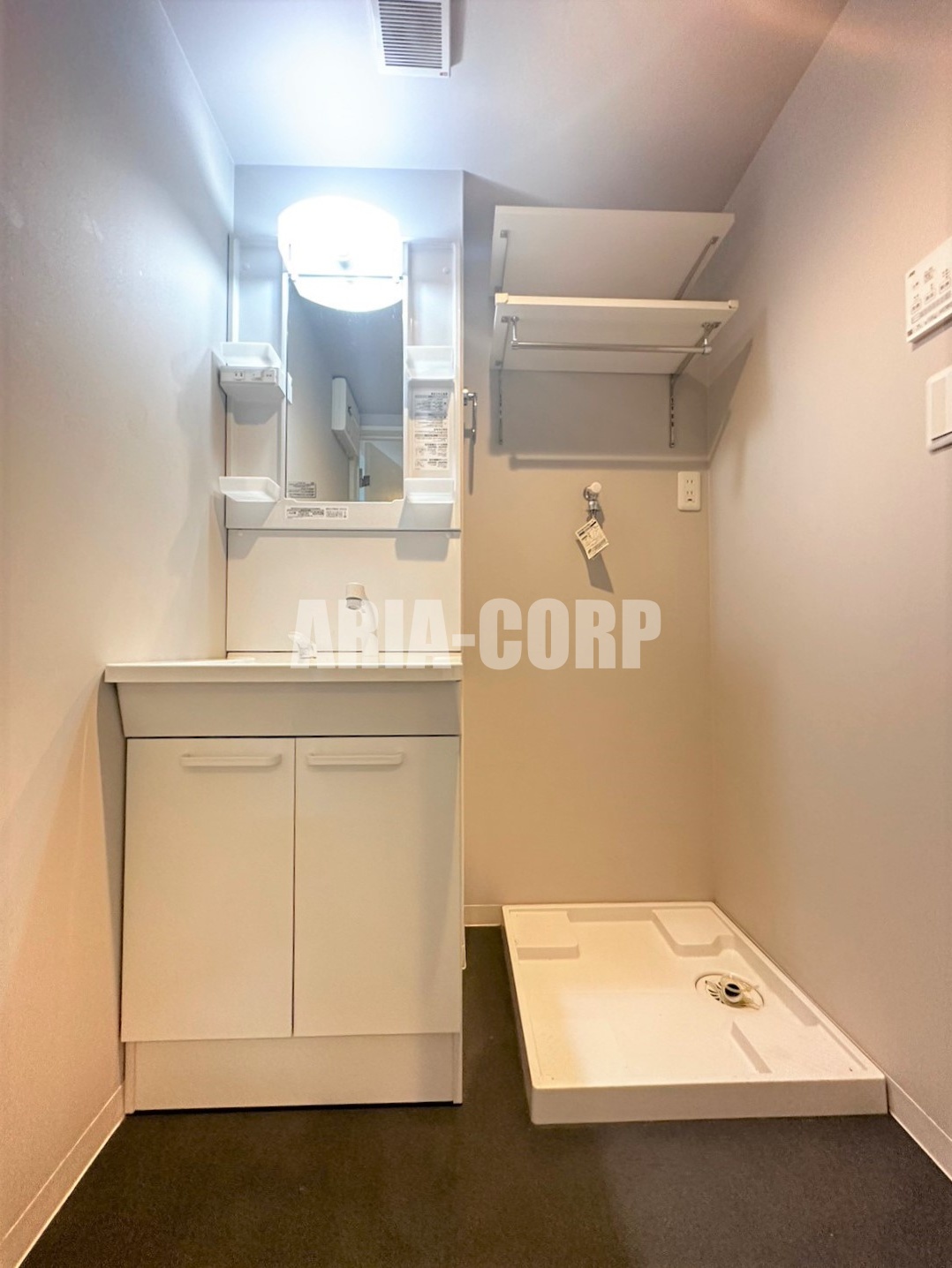 洗面設備　シャワードレッサー付きの独立洗面台！収納豊富な洗面所♪