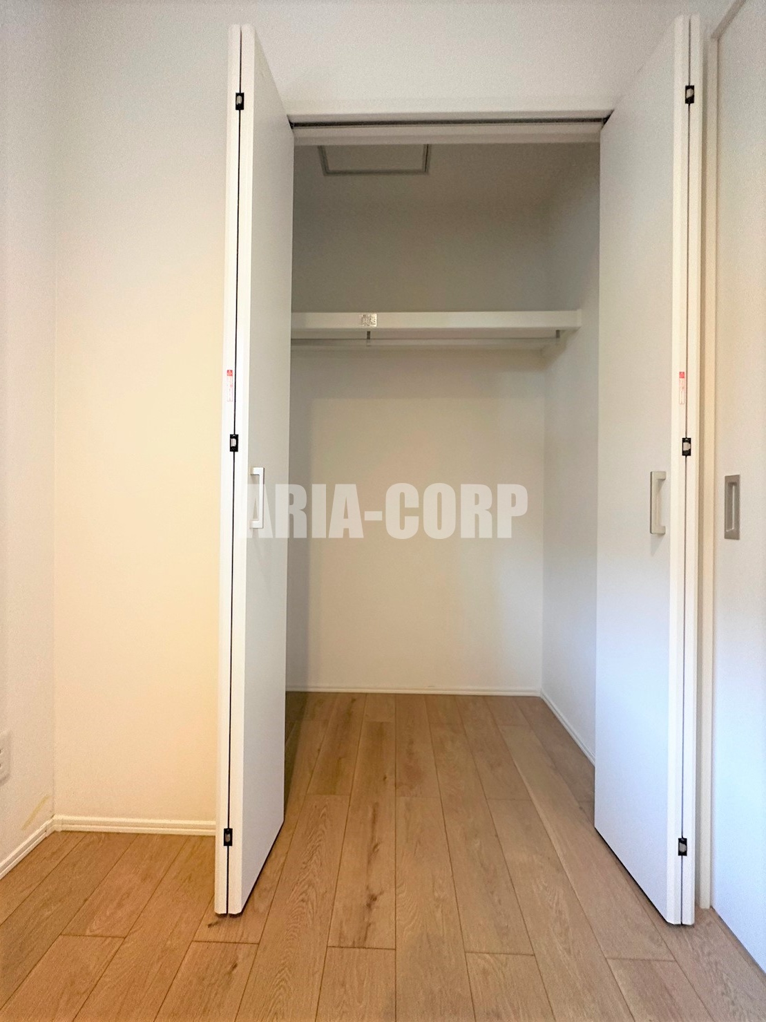 収納　クローゼット、上部には便利な棚がございます