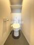 トイレ　ウォシュレット対応♪上部には収納スペースもあります！