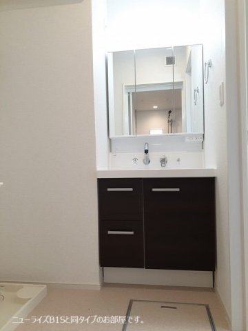 洗面設備　明るい洗面所です