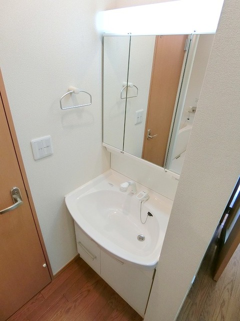 洗面設備　朝も便利な独立洗面台♪