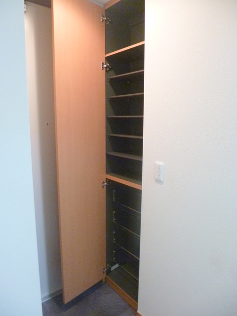 玄関　高さがありたっぷり入るシューズBOX