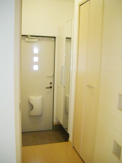 玄関　玄関横に収納あります