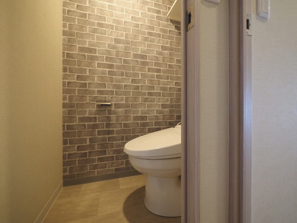 トイレ　落ち着いた色調のトイレです