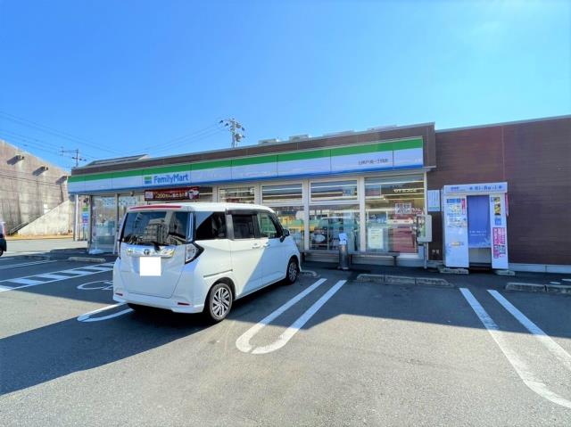 コンビニ　ファミリーマート（コンビニ）まで589m