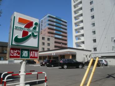 コンビニ　セブンイレブン札幌南6条西18丁目店（コンビニ）まで451m