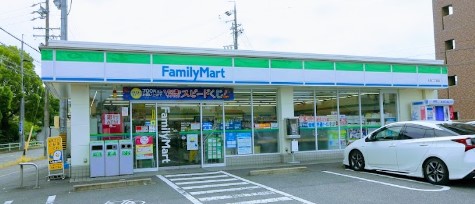 コンビニ　ファミリーマート 名西二丁目店（コンビニ）まで527m