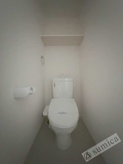 トイレ　人気アイテムの温水洗浄便座。清潔感のあるトイレです。