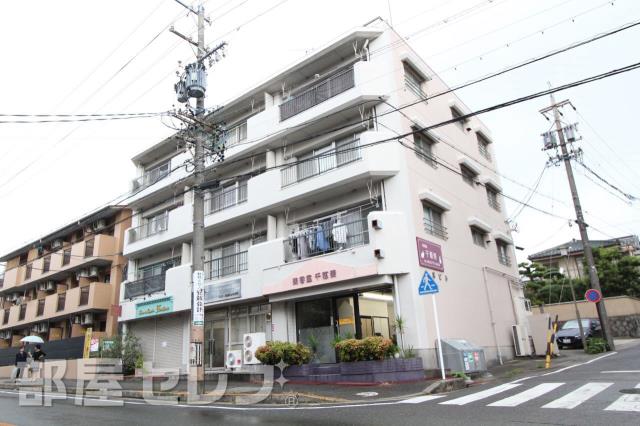 建物外観　四角い外観。