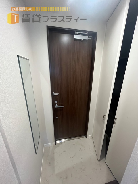 玄関　姿見も完備でお洒落にも抜け目無し。