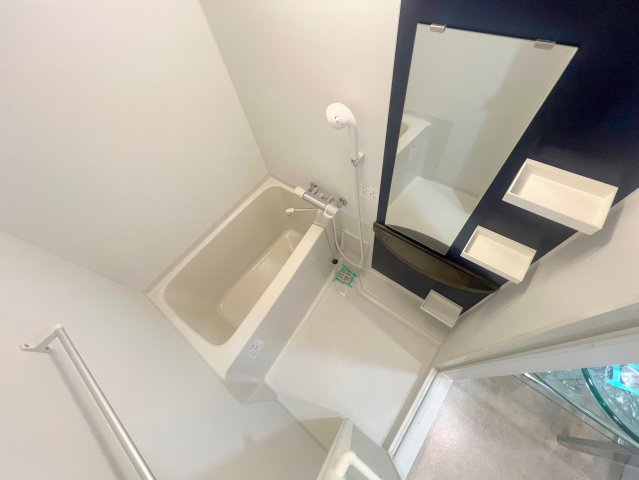 バス・シャワールーム　バスルームはトイレと別々で、広々としていますよ。