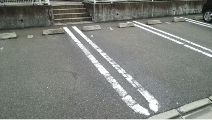 その他共有部分　広めで停めやすい、駐車場のお写真です。