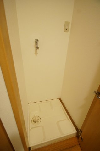 その他設備　防水パン付きの洗濯機置場です。