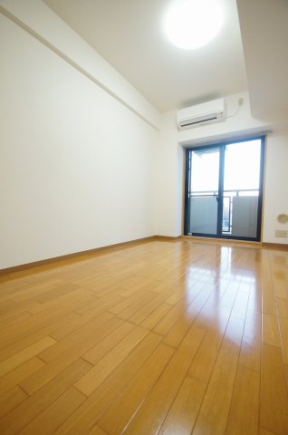 居室・リビング　落ち着いた色合いの床材を使用した居住空間です。