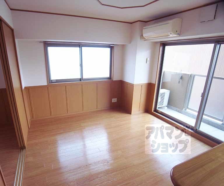 居室・リビング　角部屋で窓が多く明るいです。