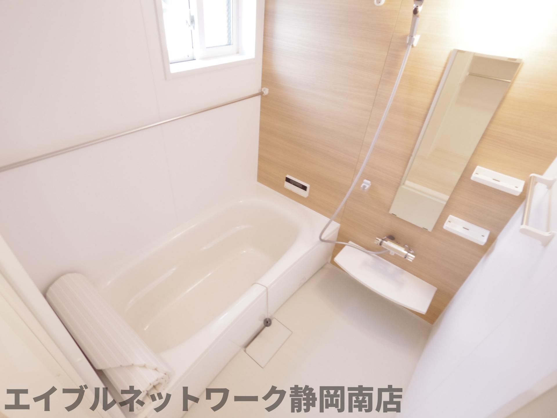 バス・シャワールーム　落ち着いた空間のお風呂です