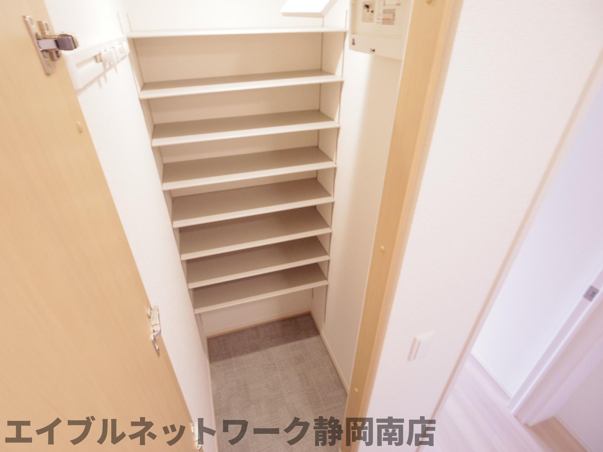 玄関　収納もある玄関です