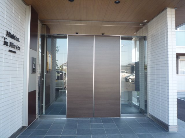 エントランス　落ち着いたエントランスです