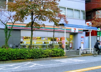 コンビニ　セブンイレブン新宿余丁町店（コンビニ）まで454m