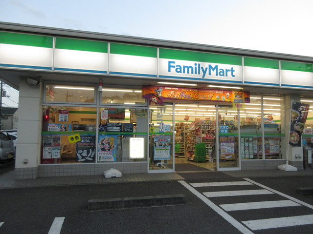 コンビニ　ファミリーマート（コンビニ）まで350m