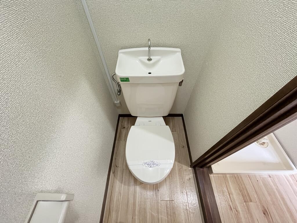 東急こどもの国線 こどもの国駅 徒歩5分 2階建 築33年のトイレ写真